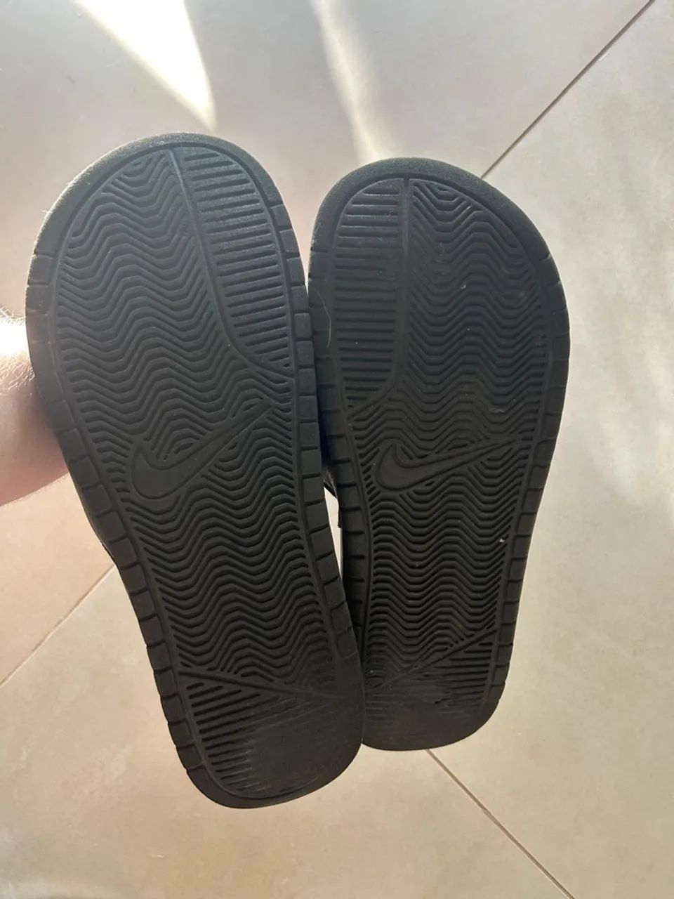 Chinelo Nike Slide - preto e vermelho - Foto 3