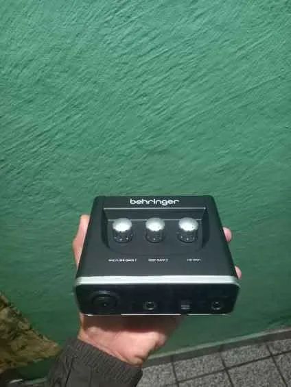 Interface de áudio behringer u-phoria um2 - Foto 2