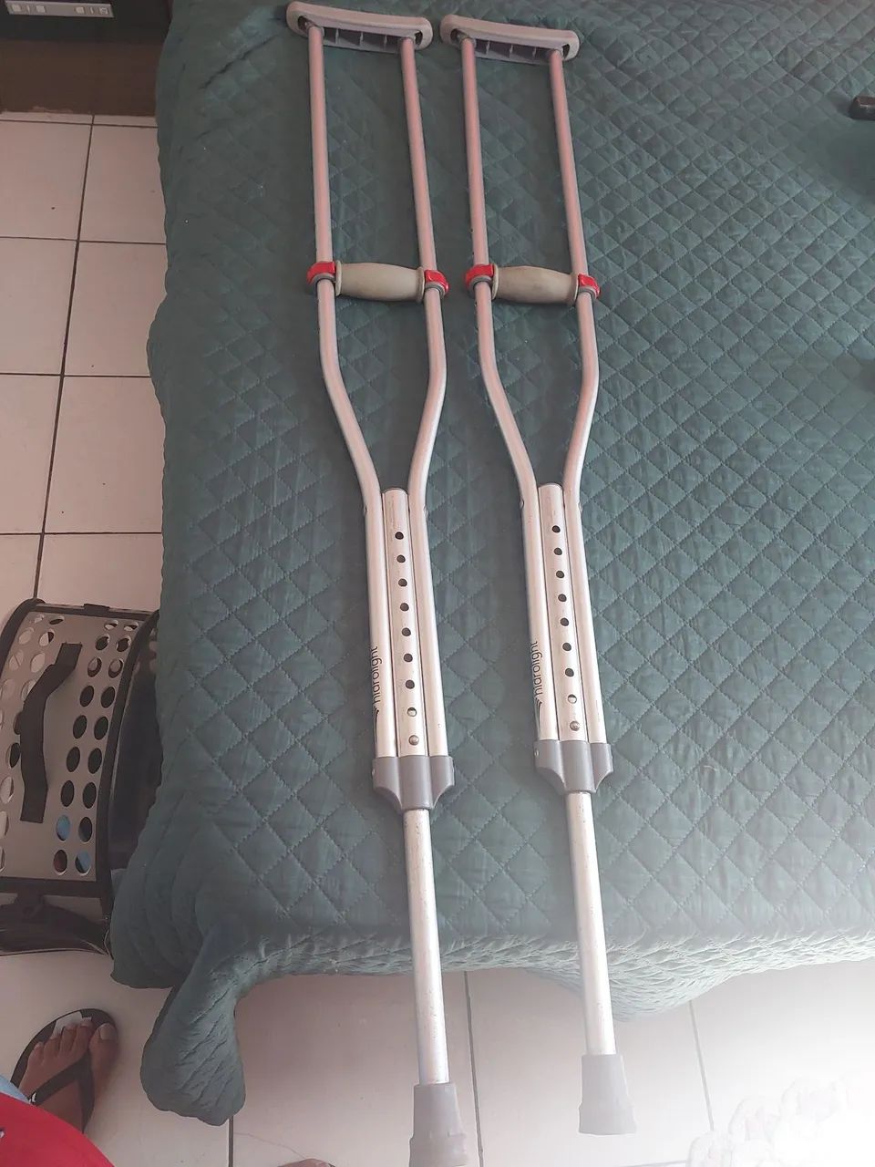 Vendo par de muletas da marca Hidrolight  - Foto 2