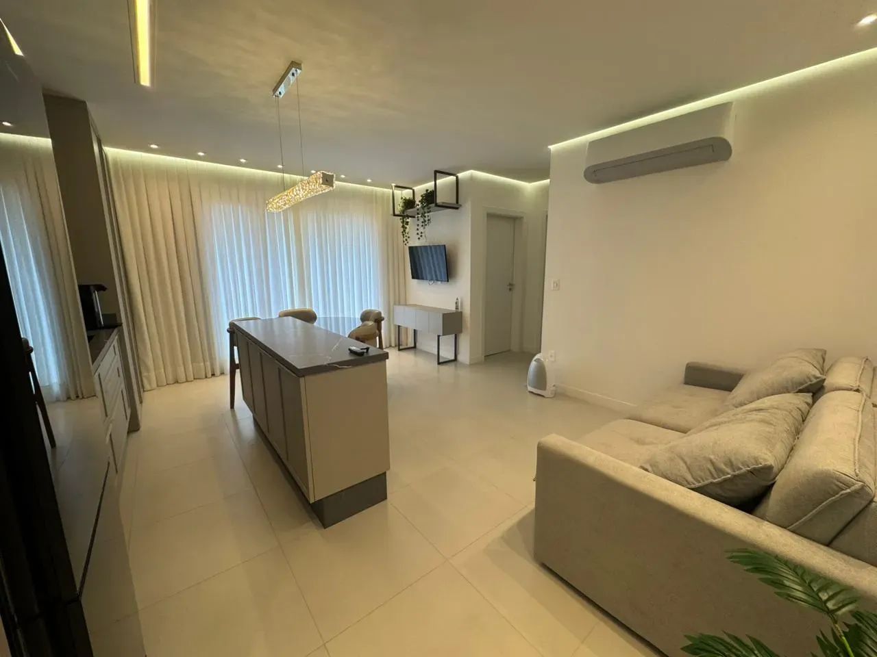 Locação anual - prédio novo na Praia Brava