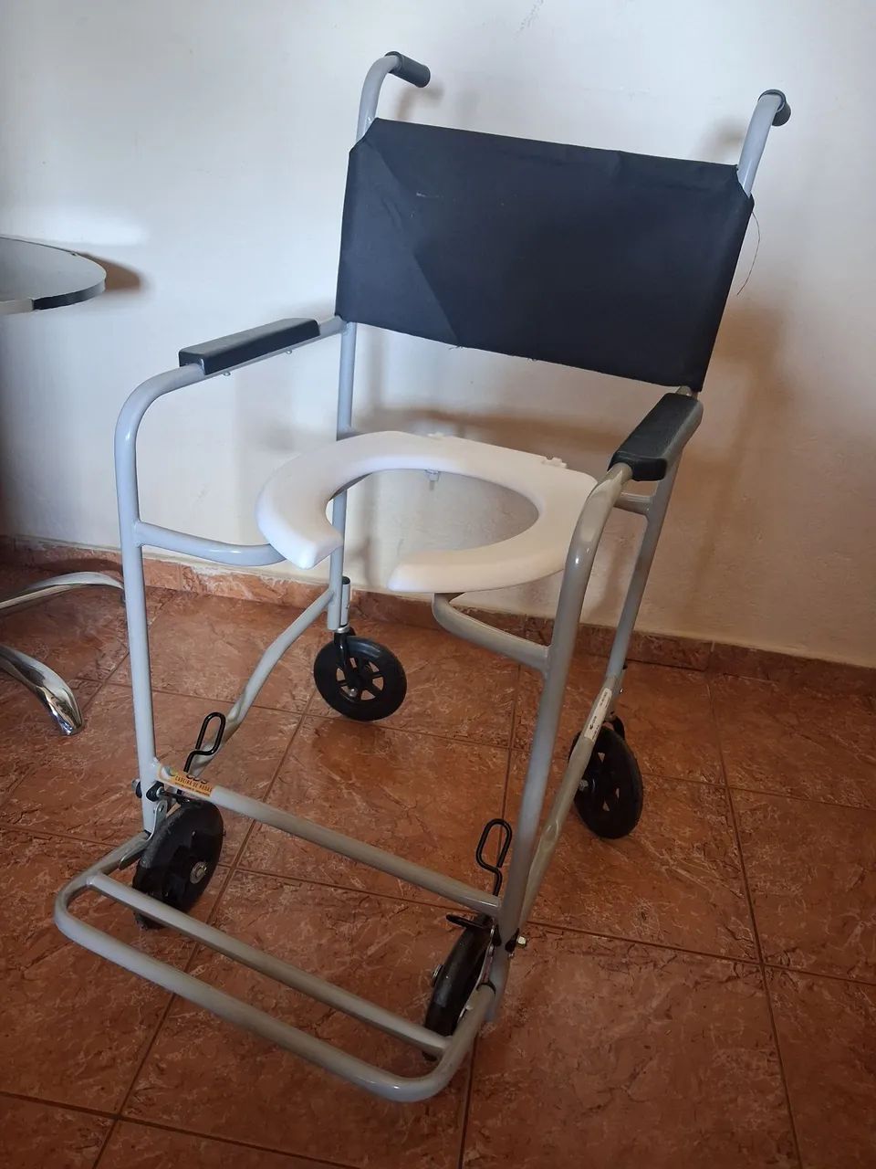 CADEIRA DE BANHO COM RODINHAS 
