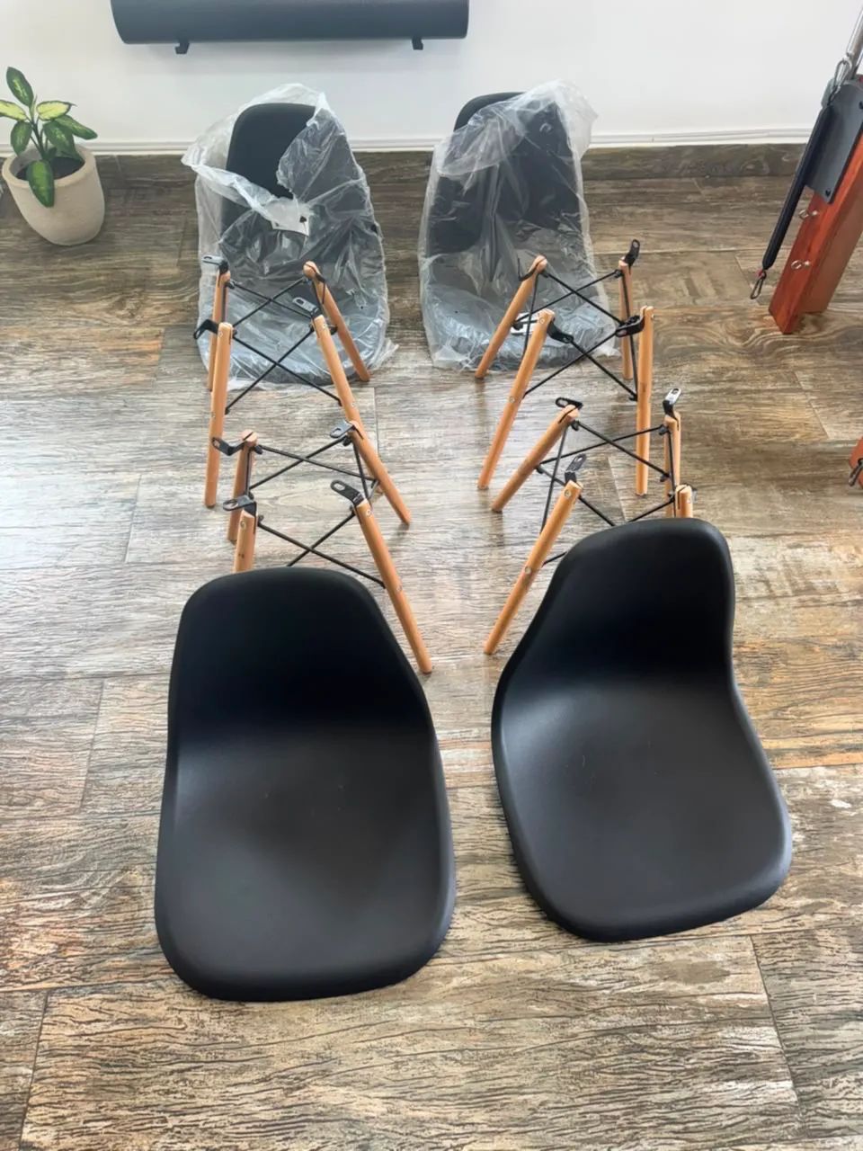 Vendo 4 cadeiras Charles Eames Wood Design Eiffel Preto - Foto 2