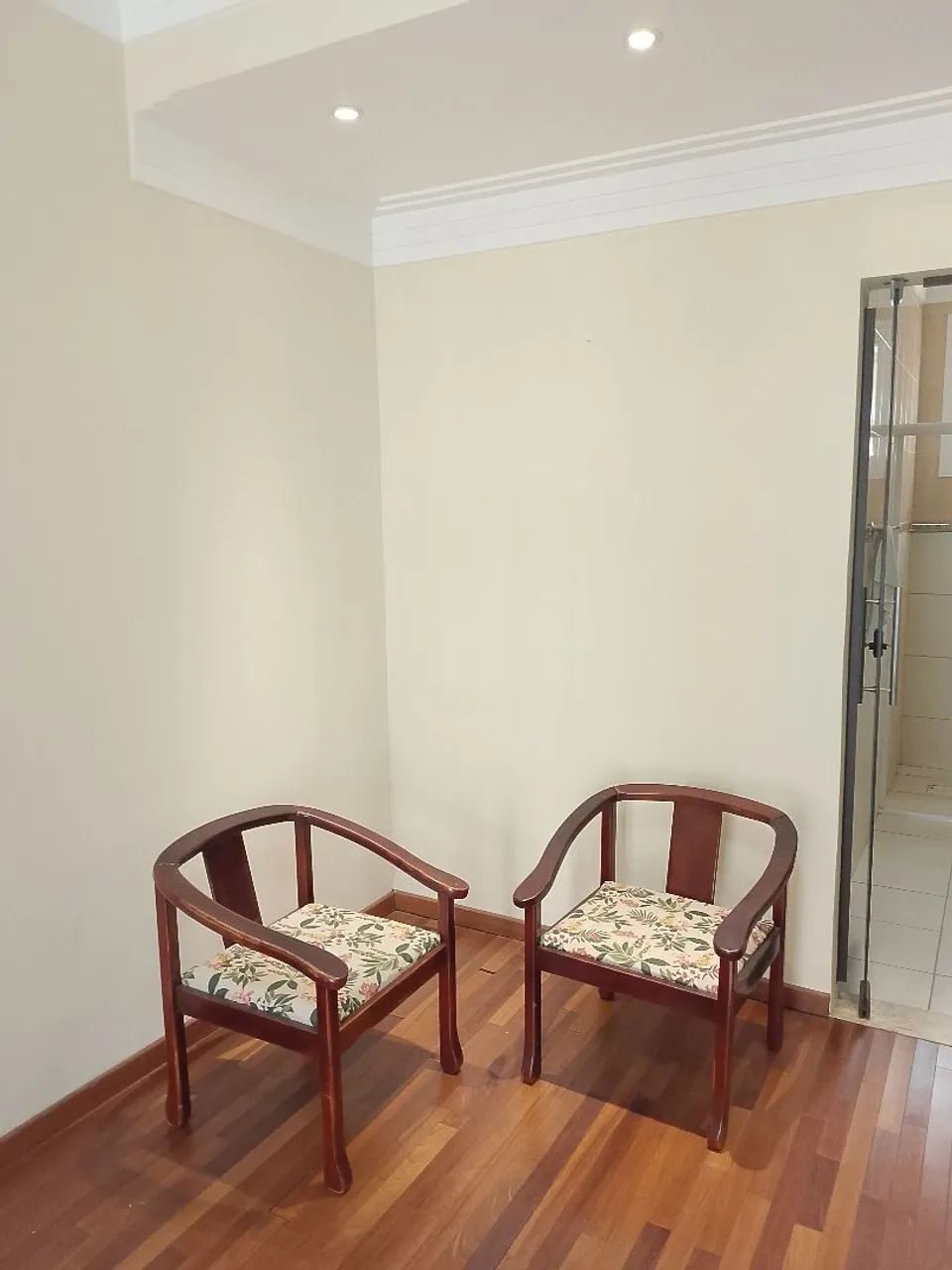 Poltronas em madeira de lei  - Foto 2