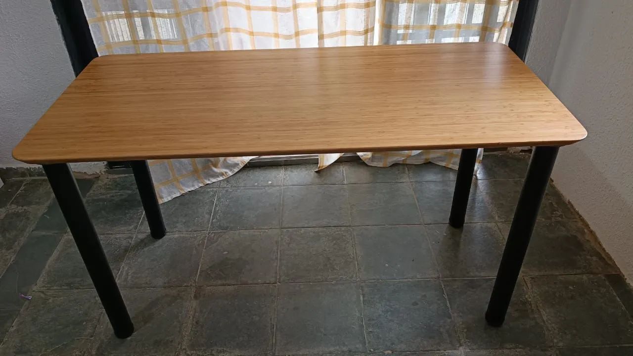 Mesa nova com tampo de bambu 