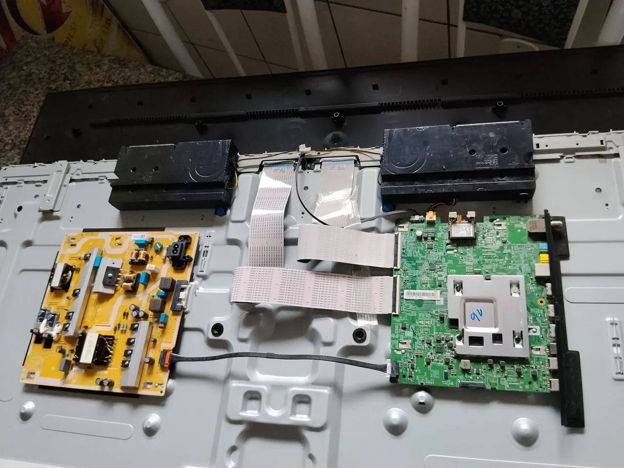 componentes de peças de uma tv Samsung 55