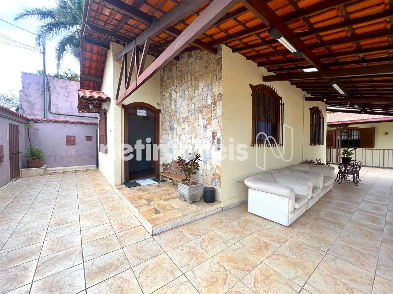 Imóvel ideal para que quer trabalhar e morar no mesmo endereço, com acessos independentes. - Foto 4