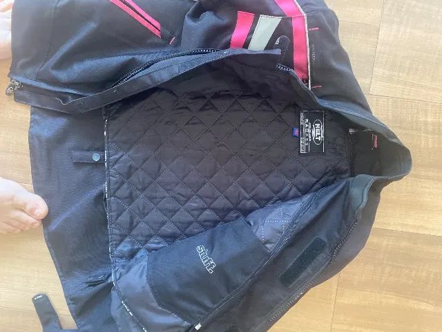 Capacetes e jaqueta de motoqueiro - Foto 2