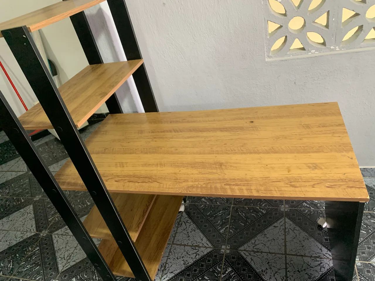 Escrivaninha com estante