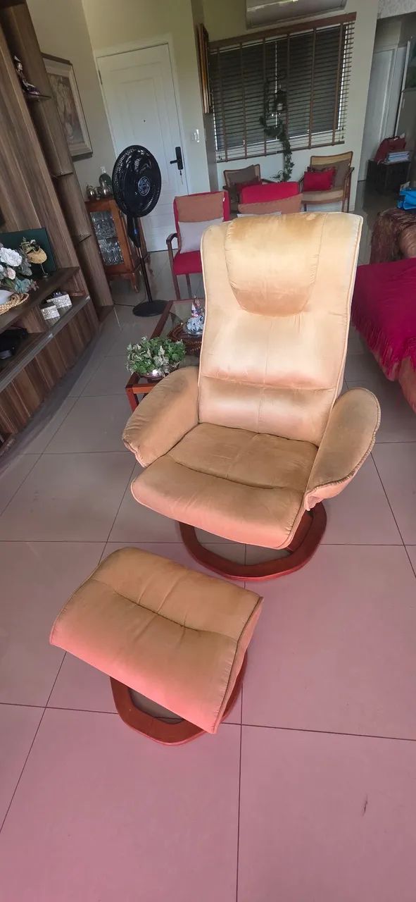 Maravilhosa Poltrona Reclinável e Giratória