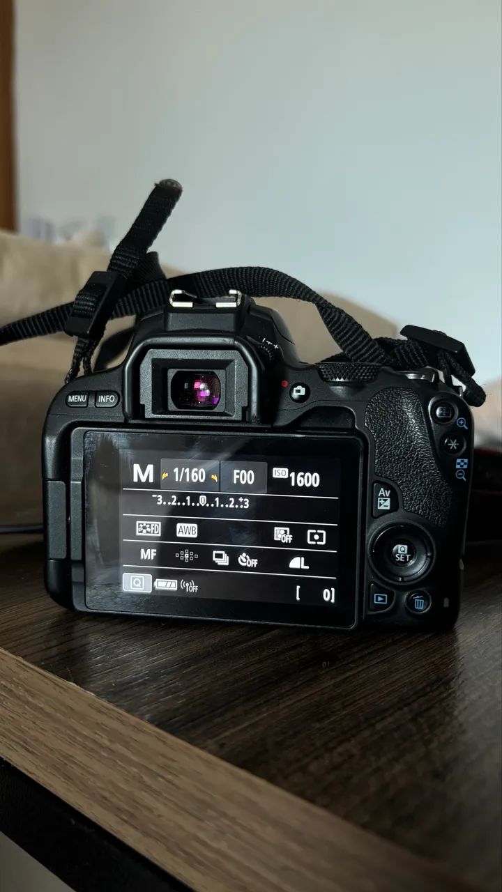 Câmera cânon sl2 mais lente 17:50 mm em bom estado 