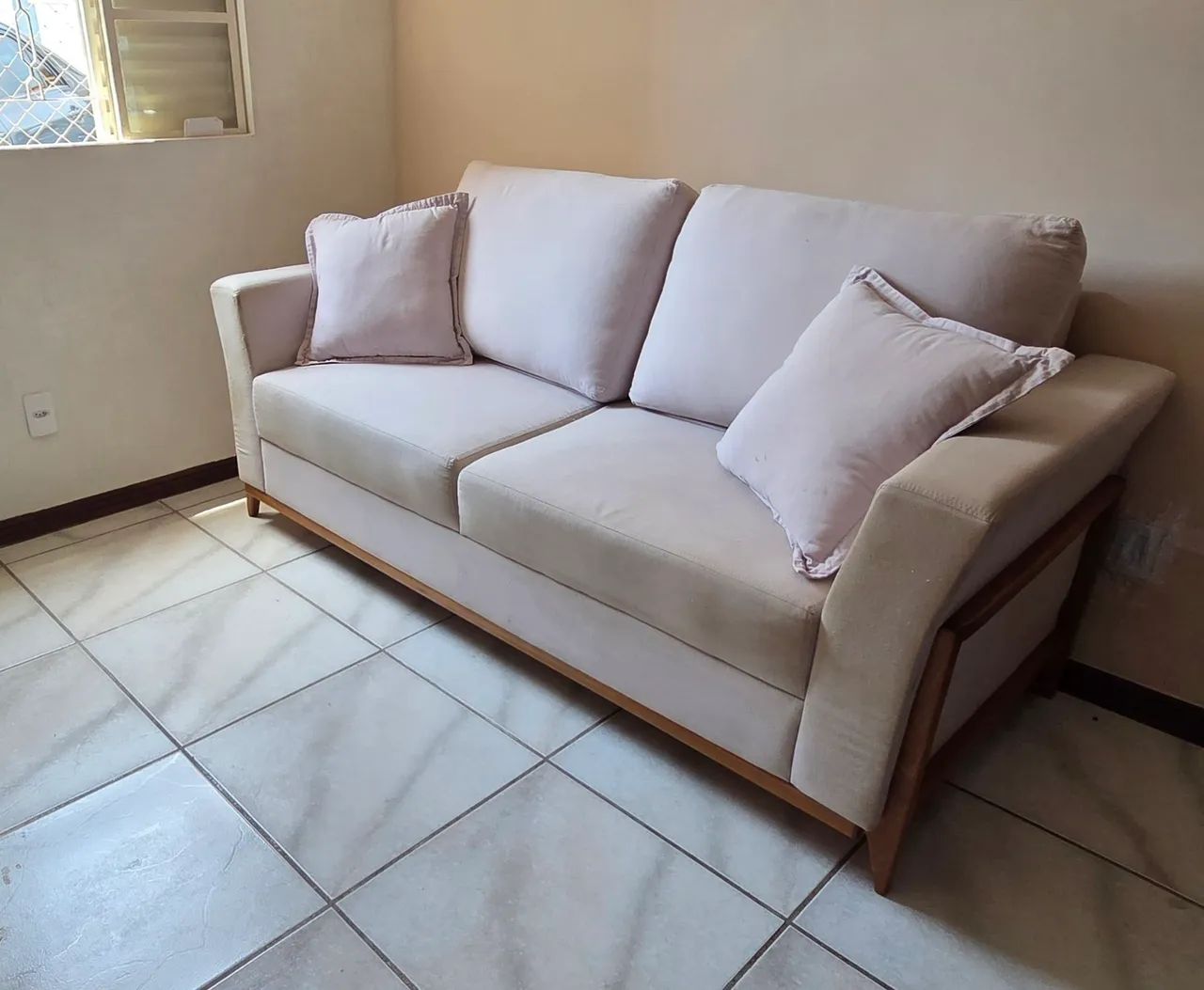 VENDO SOFÁ EM LINHO E MADEIRA MACIÇA 