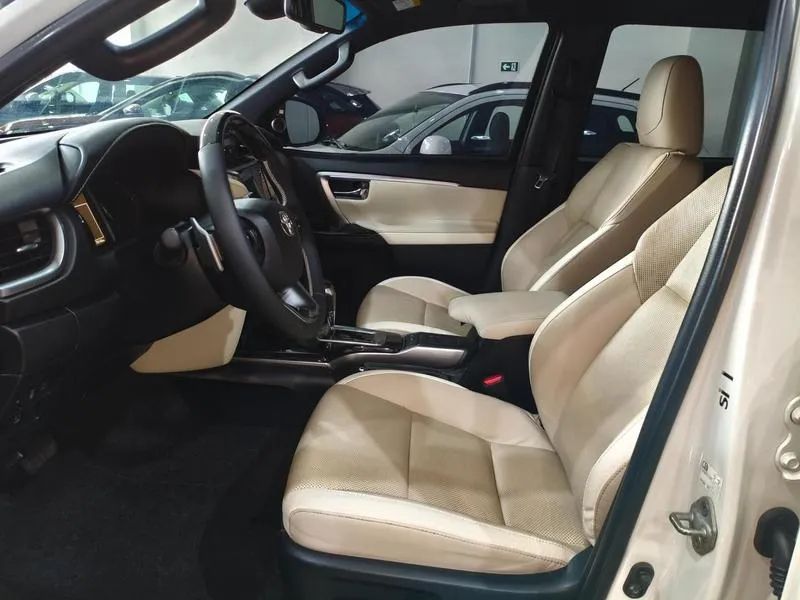 Toyota Hilux SW4 SRX Diamo. 4X4 2.8 TB DIE AUT 2022 - Foto 8