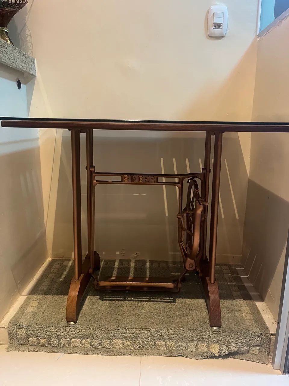 Mesa vintage com base de máquina singer antiga.  - Foto 3