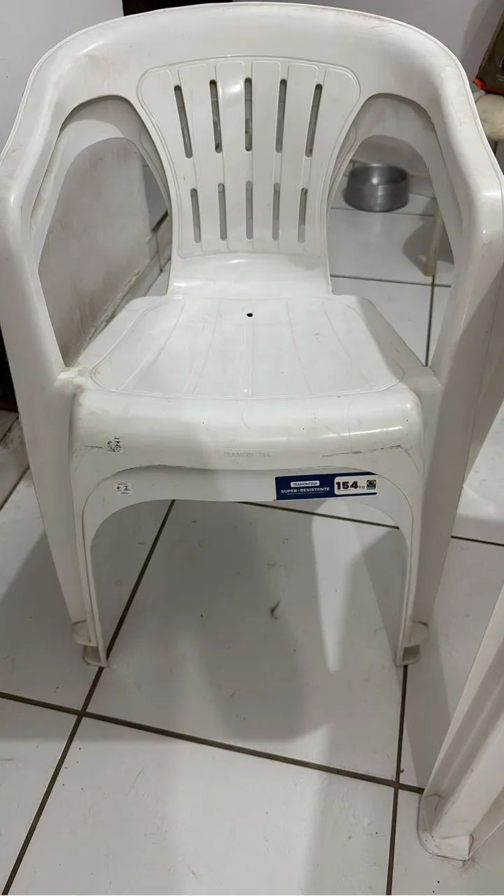 Mesa e duas mesas de plástico  - Foto 2