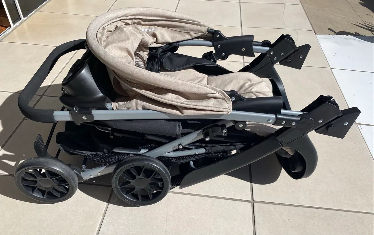 Carrinho de bebê e bebê conforto 