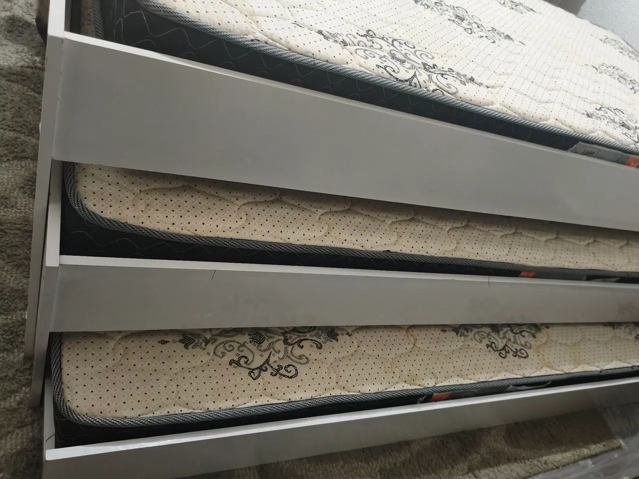 Vendo Cama Tripla branca com 2 colchões  - Foto 4