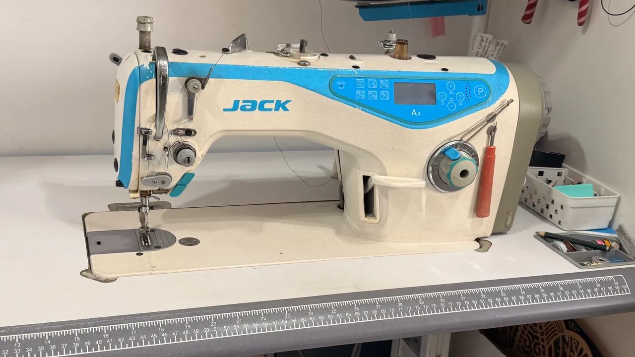 Máquina de costura automática.