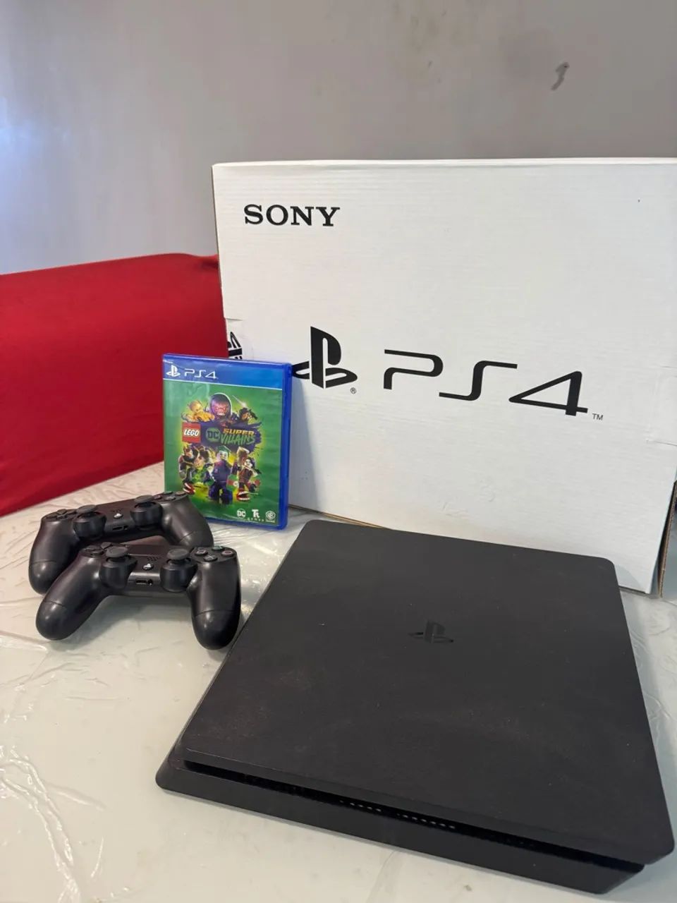 Play Station 4 + 2 controles 