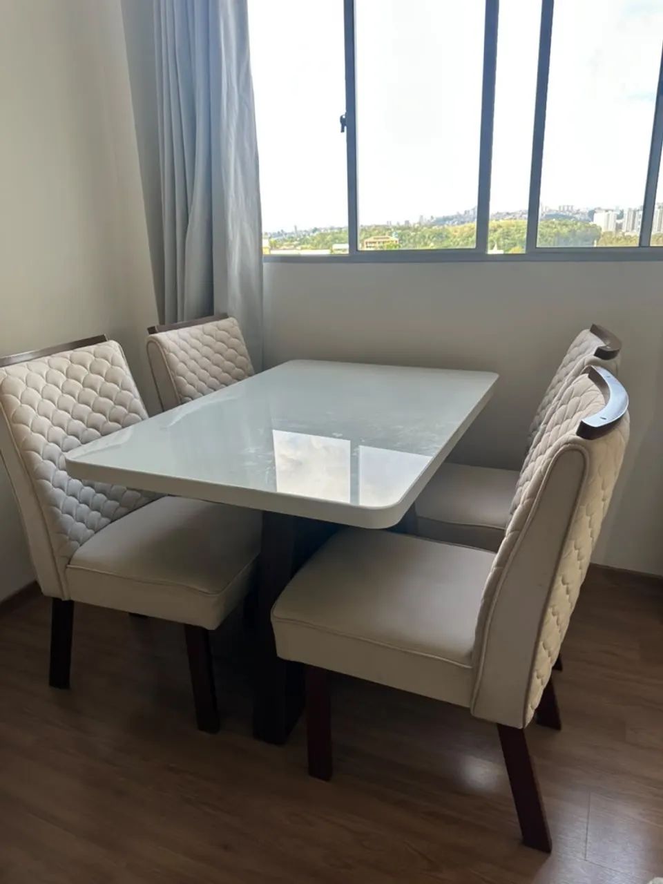 Mesa de Jantar com 4 Cadeiras Estofadas - Super Conservada!