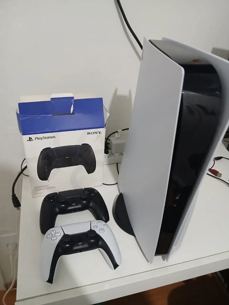 Playstation 5. com 1 controle o outro dou de brinde