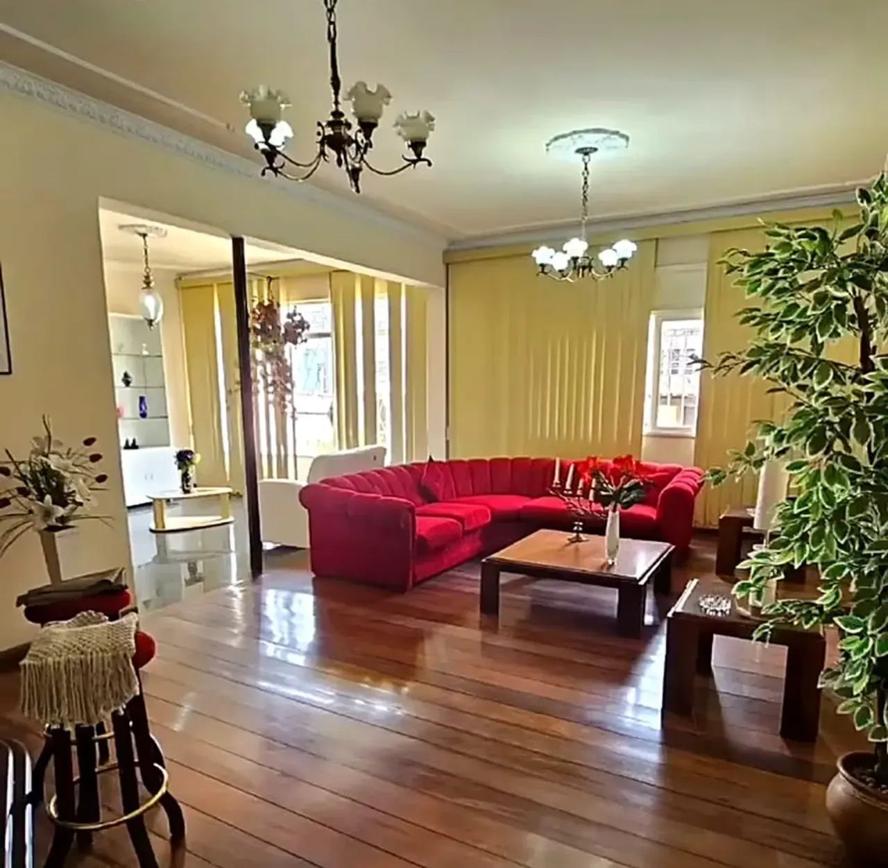 Casa ampla com anexo à venda próxima ao Centro de Petrópolis