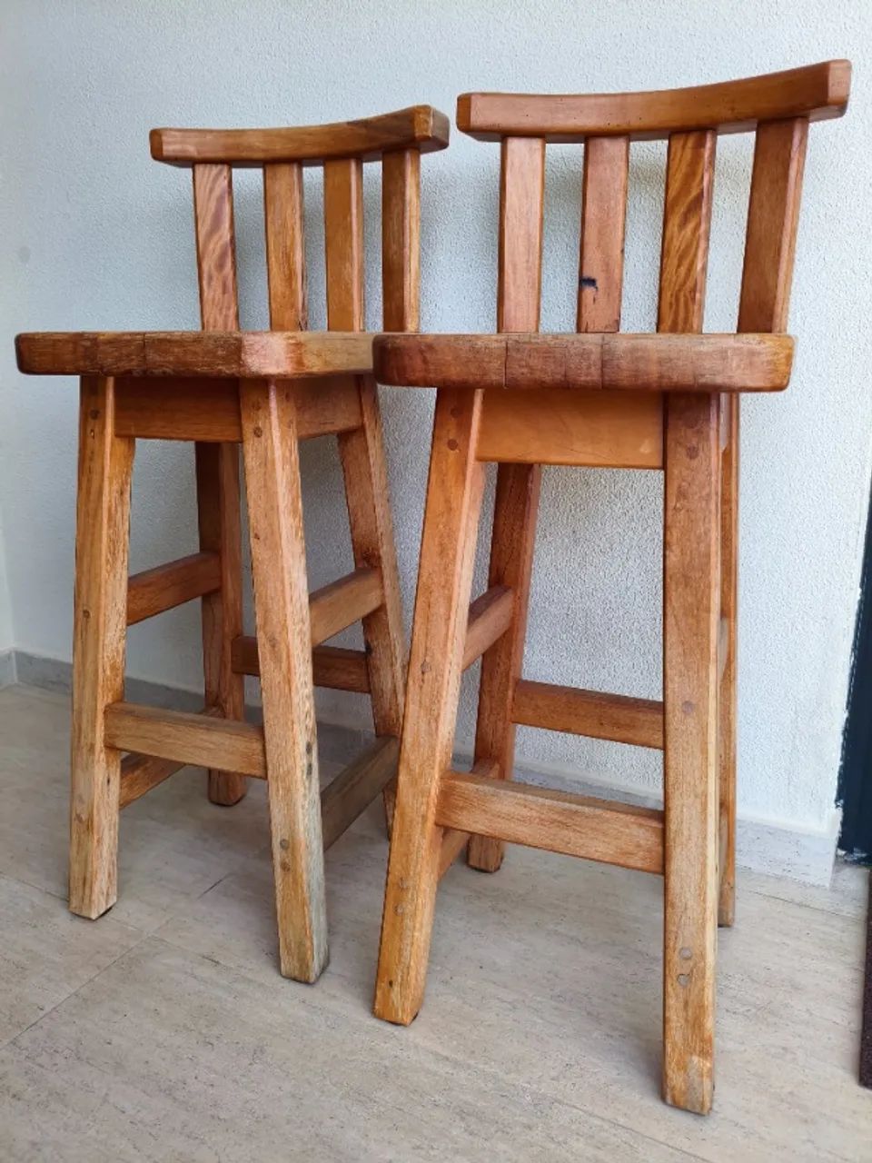 Par de Banquetas de Madeira Maciça - Rústicas e Resistentes - Foto 3