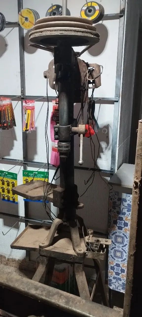 Furadeira de bancada antiga 