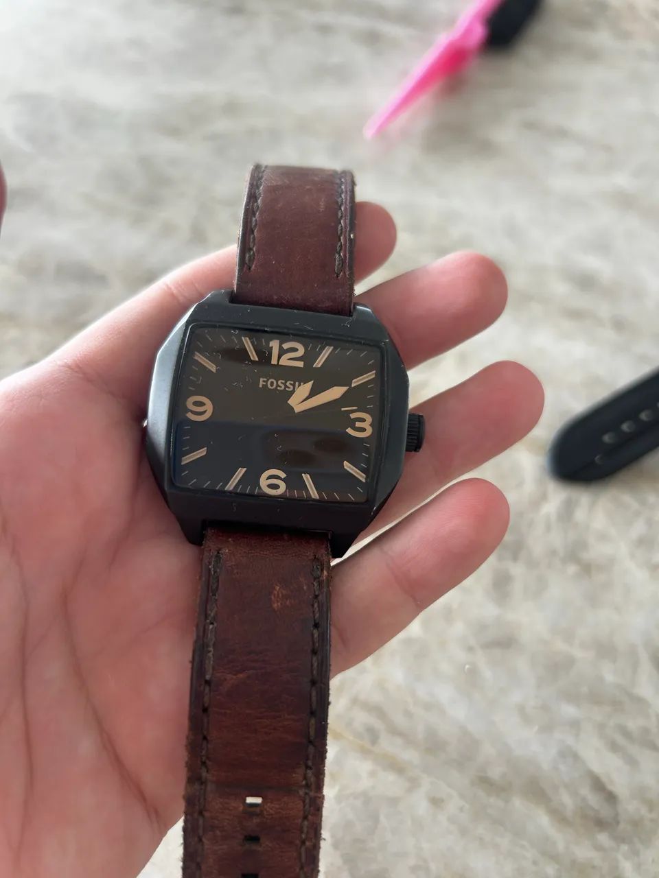 Relógio fóssil com pulseira de couro 