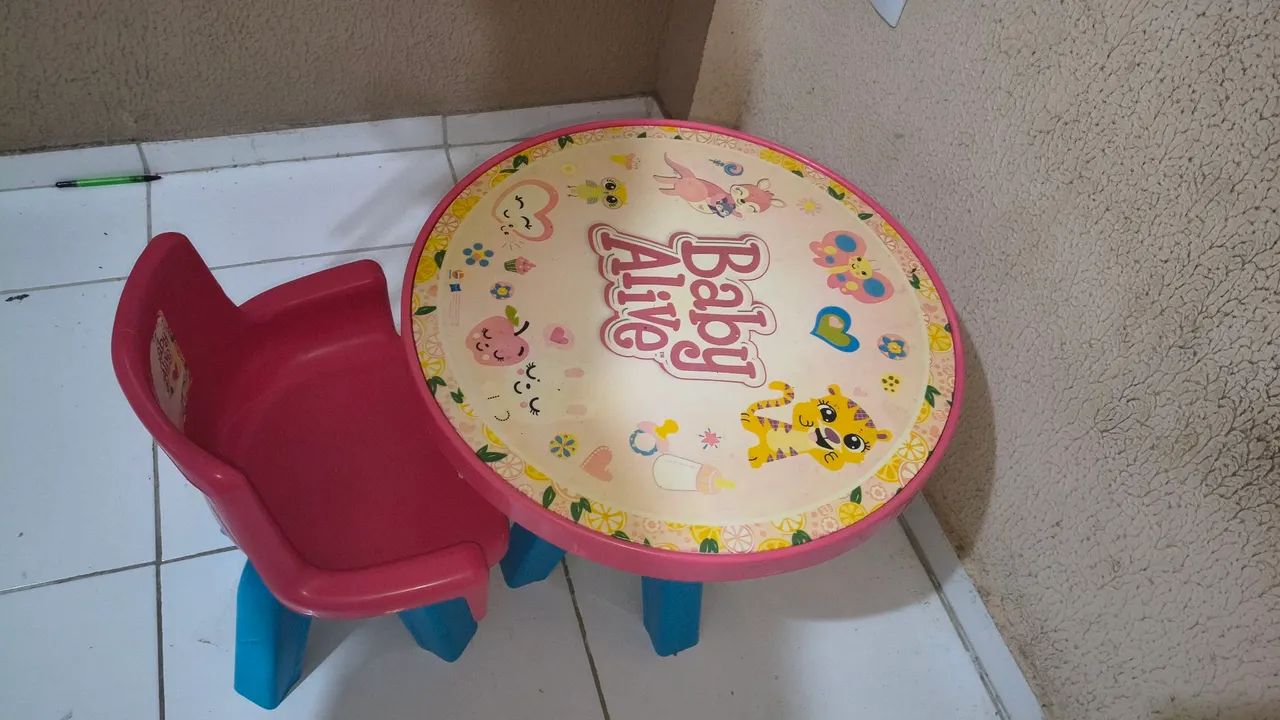Mesa e cadeira infantil Baby Alive