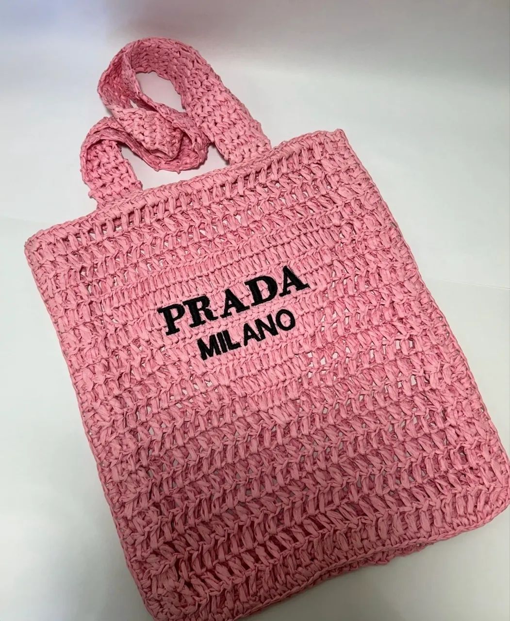 Bolsa em ráfia crochê Prada