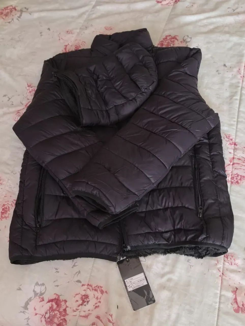JAQUETA DE NYLON PRETA.