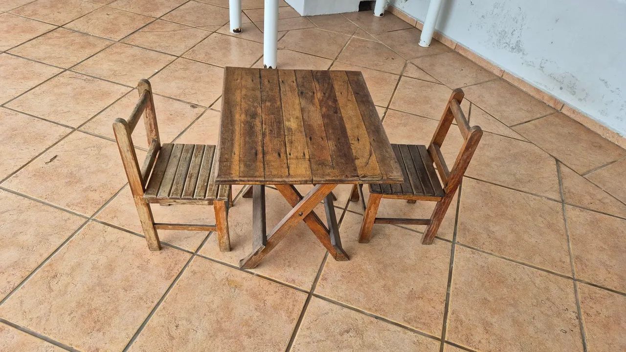 Jogo de mesa e cadeira infantil de madeira