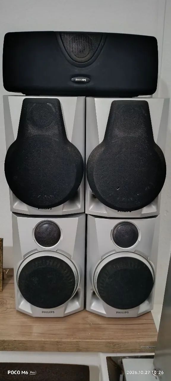 Conjunto de caixas acústicas.