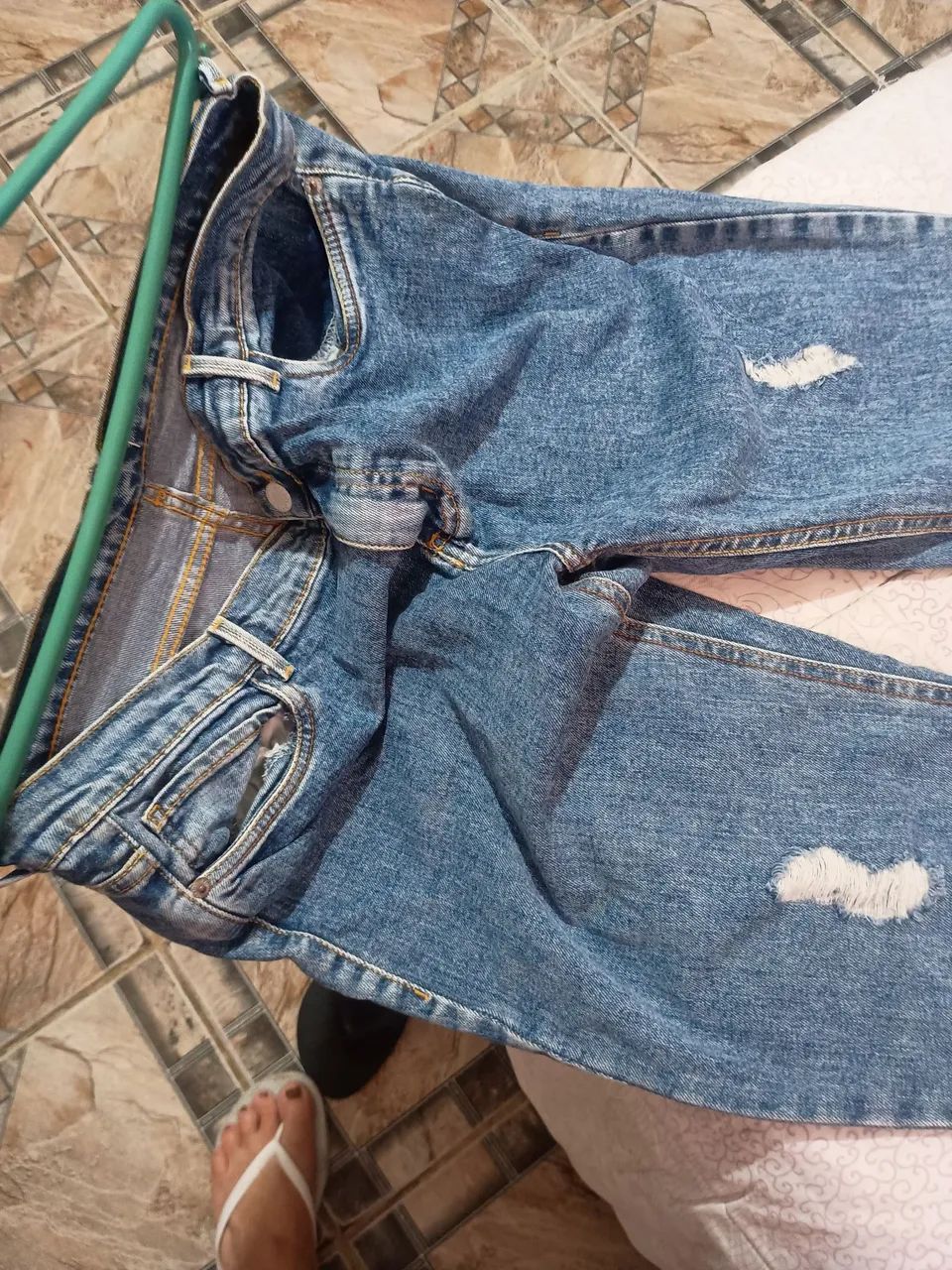 Vendo uma calça jeans,boca larga,modelo antigo,tamanho 40 - Foto 2