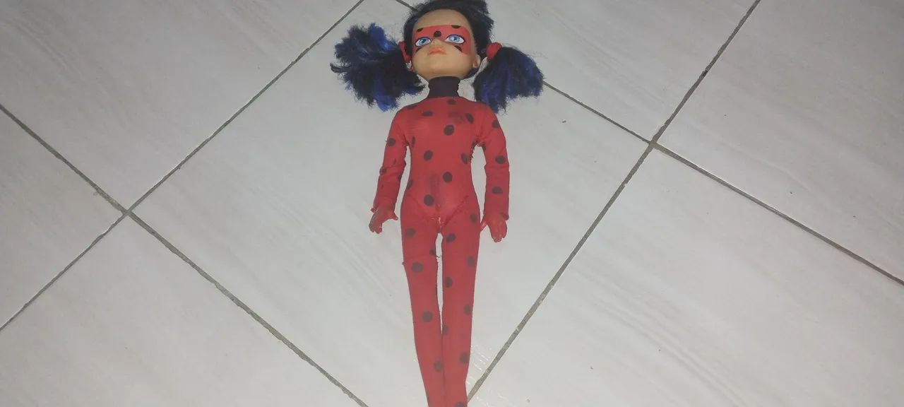 Boneca ladybug miraculous antiga com avaria barata