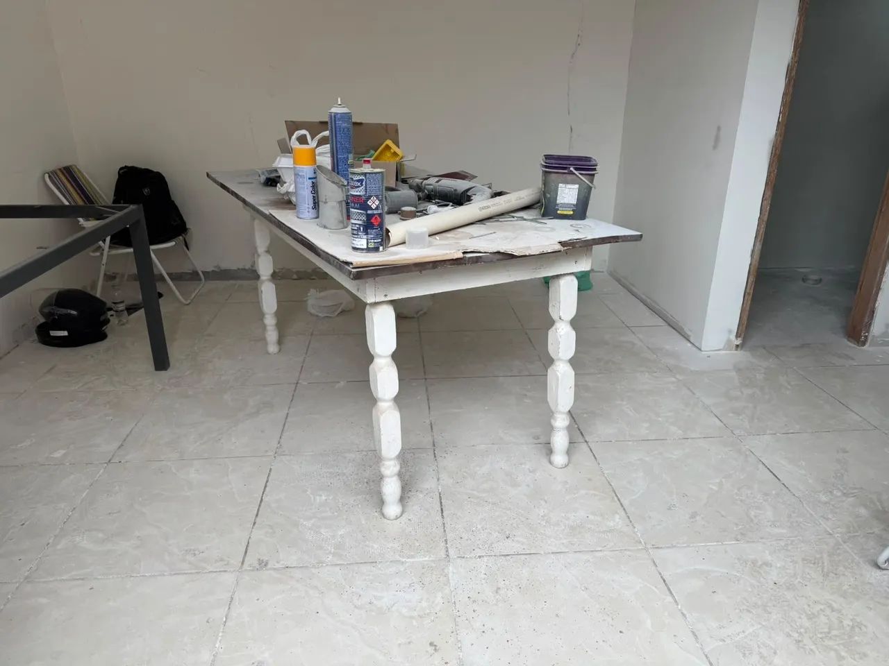 Mesa de madeira usada.