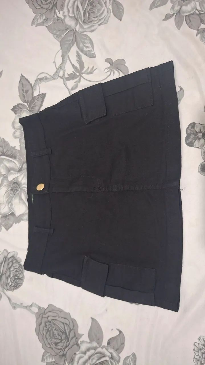 Saia jeans preta com bolso cargo seminova - Foto 3