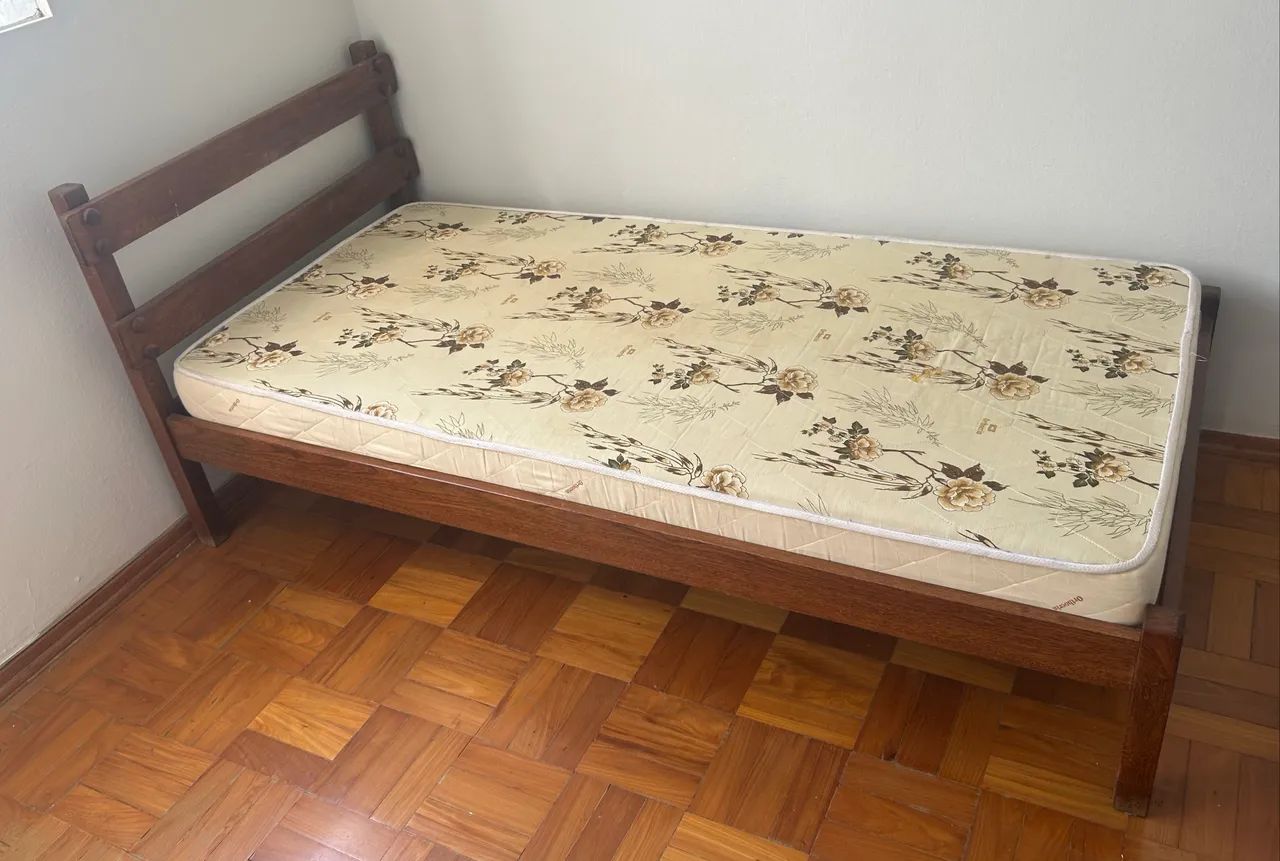 Cama de madeira solteiro com colchão 