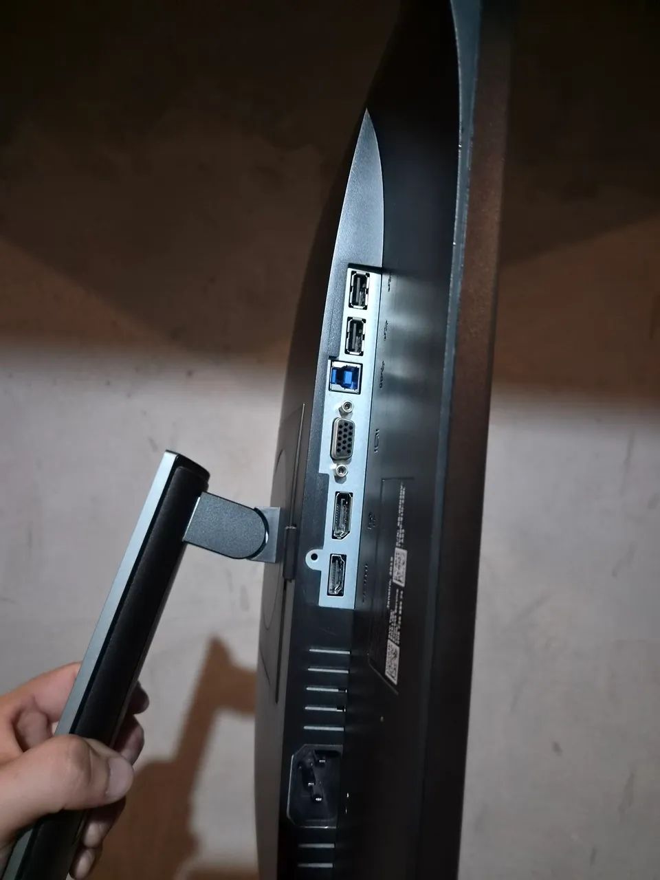 Monitor Dell 22" com 4 portas USB, ajuste vertical e horizontal. - Foto 3