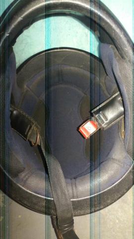 Dois capacete e um par de retrovisor
