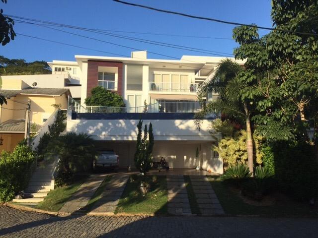 Casa cond. de Luxo, mobiliada, 5/4, sendo 4 Suítes, com piscina