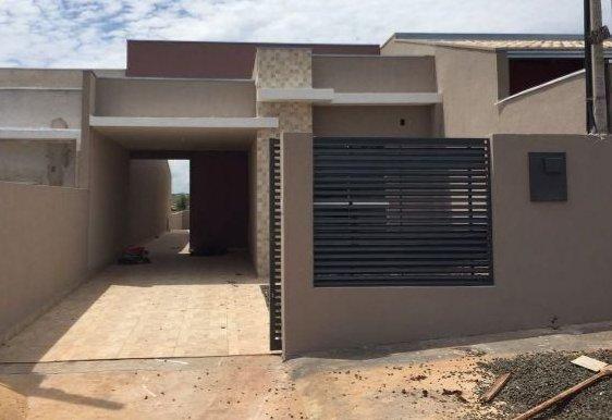 Casa com 3/4 cozinha americana portão elétrico, suíte