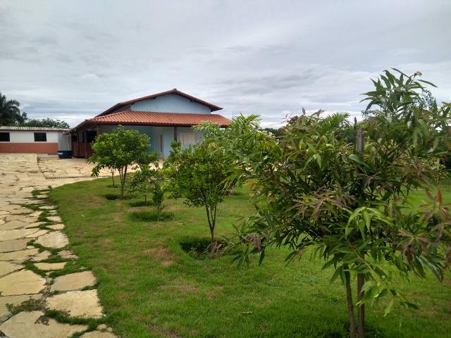 Allmeida vende bela casa com três quartos no Condomínio Mansões Entre Lagos - Foto 4