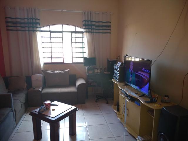 Vendo ótimo prédio com três apartamentos e uma casa de fundos - Foto 6