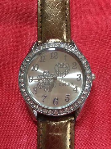 Relógio com pulseira em cor ouro velho e caixa prateada com strass - Foto 3