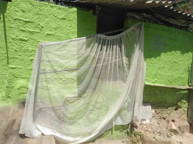 Vendo uma cortina grande 4 metros de comprimentos por 2 e meio de largura 30 reais 