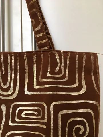 linda bolsa marrom com estampa dourada! - Foto 4