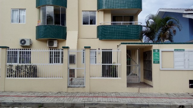 Apartamento 2 qtos com ar a 200 metros praia de Bombas em Bombinhas SC