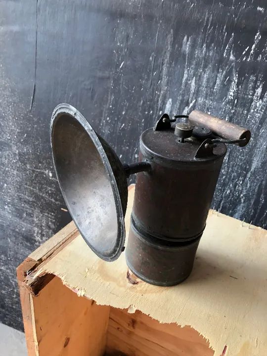 Lanterna antiga de ferrovia, a carbureto. 