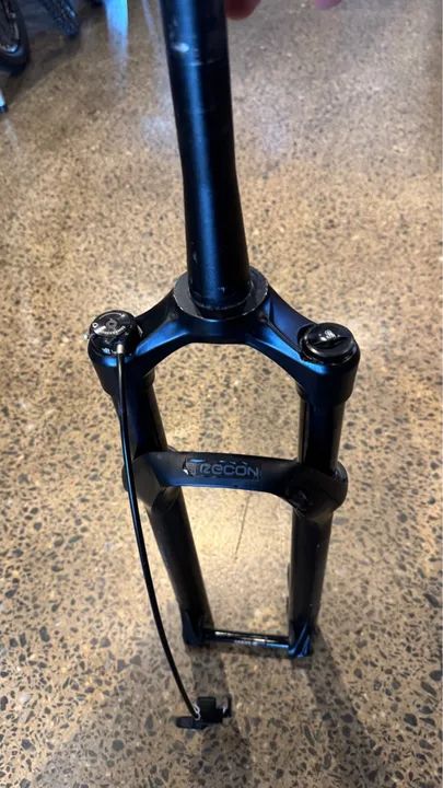 SUSPENSÃO ROCK SHOX RECON 29 TRAVA GUIDÃO SEMI NOVA - Ciclismo